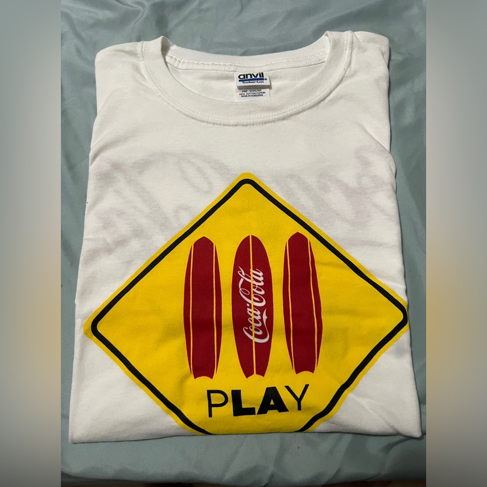 Coca Cola Limited Edition Play LA Surfboard White T-Shirt Size Medium NEW